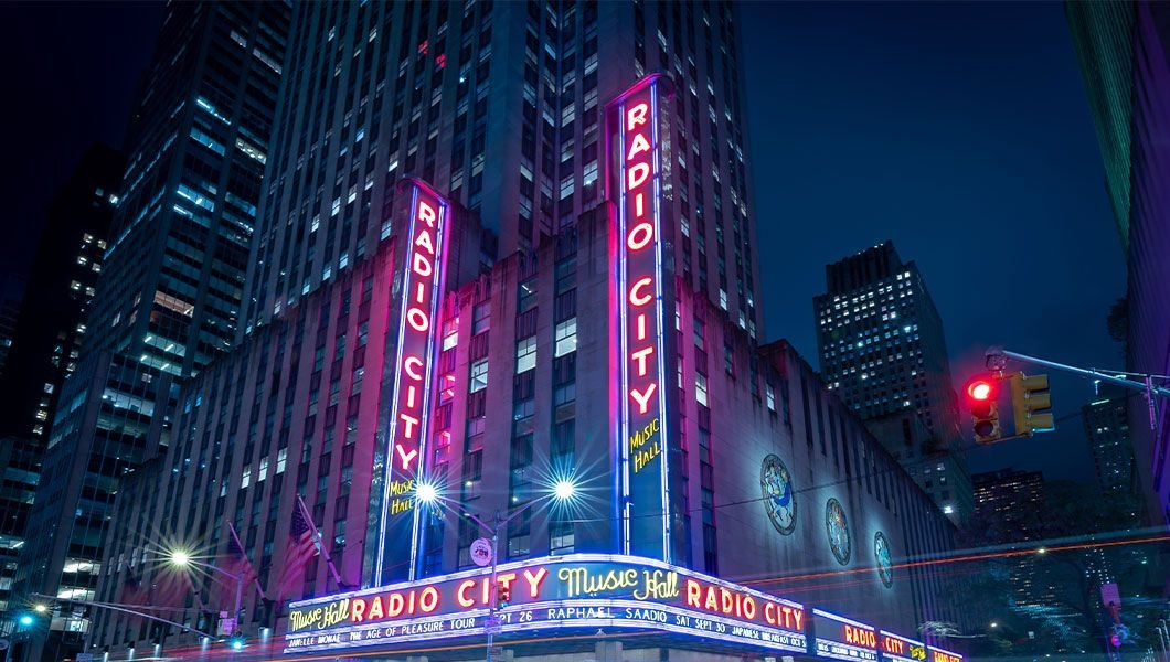 https://res.cloudinary.com/see-sight-tours/image/upload/v1747295586/strapi/nyc_Radio_City_Music_Hall_76c8d1a0fb.jpg
