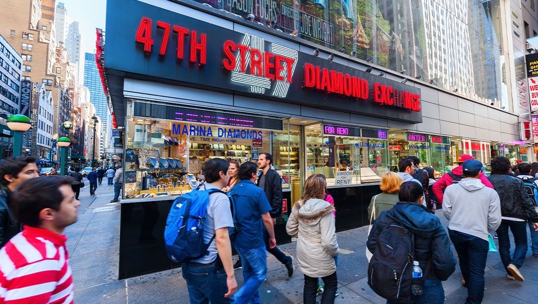 https://res.cloudinary.com/see-sight-tours/image/upload/v1747377956/strapi/The_Diamond_District_Manhattan_30d5851545.jpg