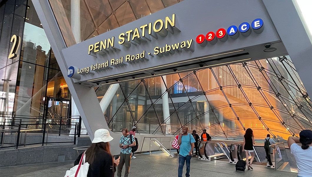https://res.cloudinary.com/see-sight-tours/image/upload/v1747381104/strapi/Manhattan_Penn_Station_7685317483.jpg