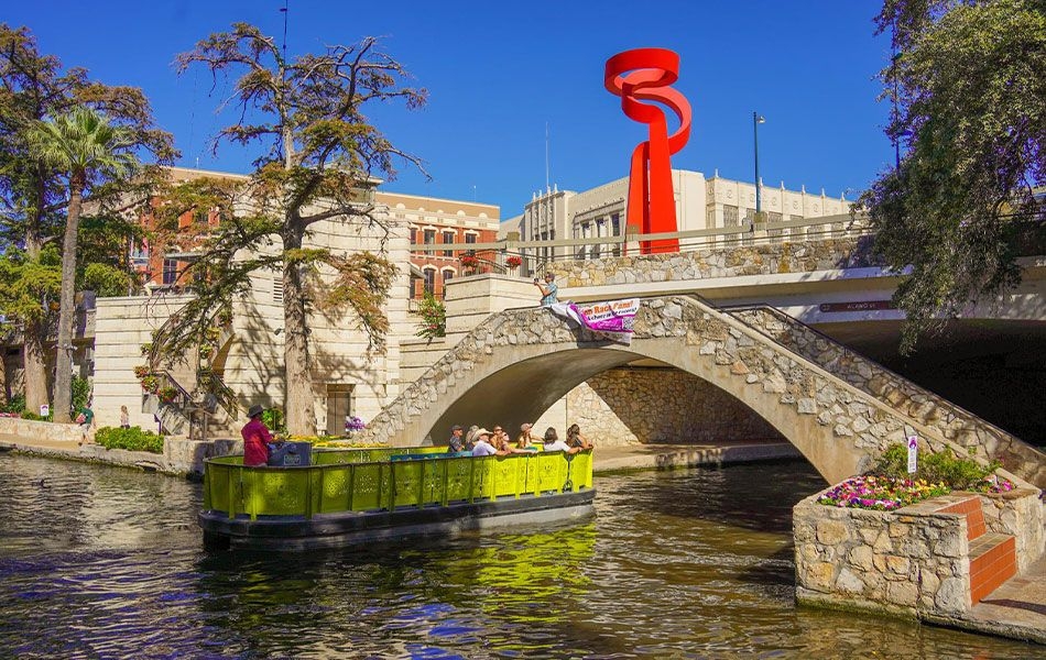 https://res.cloudinary.com/see-sight-tours/image/upload/v1764576073/strapi/Riverwalk_Boat_Cruise_San_Antonio_79f1fe5ec8.jpg