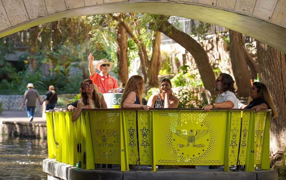 https://res.cloudinary.com/see-sight-tours/image/upload/v1764578847/strapi/Riverwalk_San_Antonio_Boat_Cruise_f238417d9c.jpg