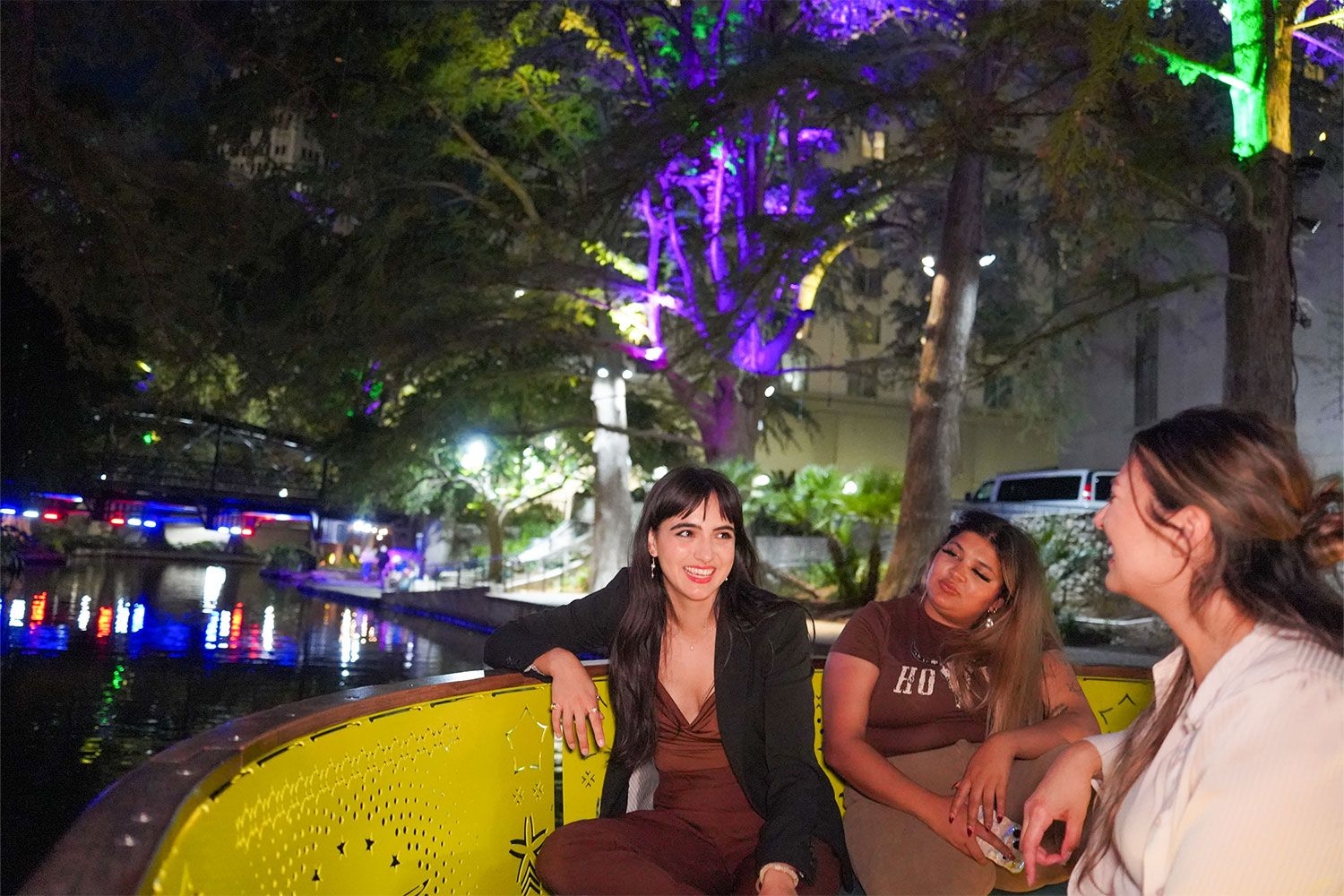 https://res.cloudinary.com/see-sight-tours/image/upload/v1767685115/strapi/Boat_Tour_River_Walk_Cruise_4f492bd97f.jpg