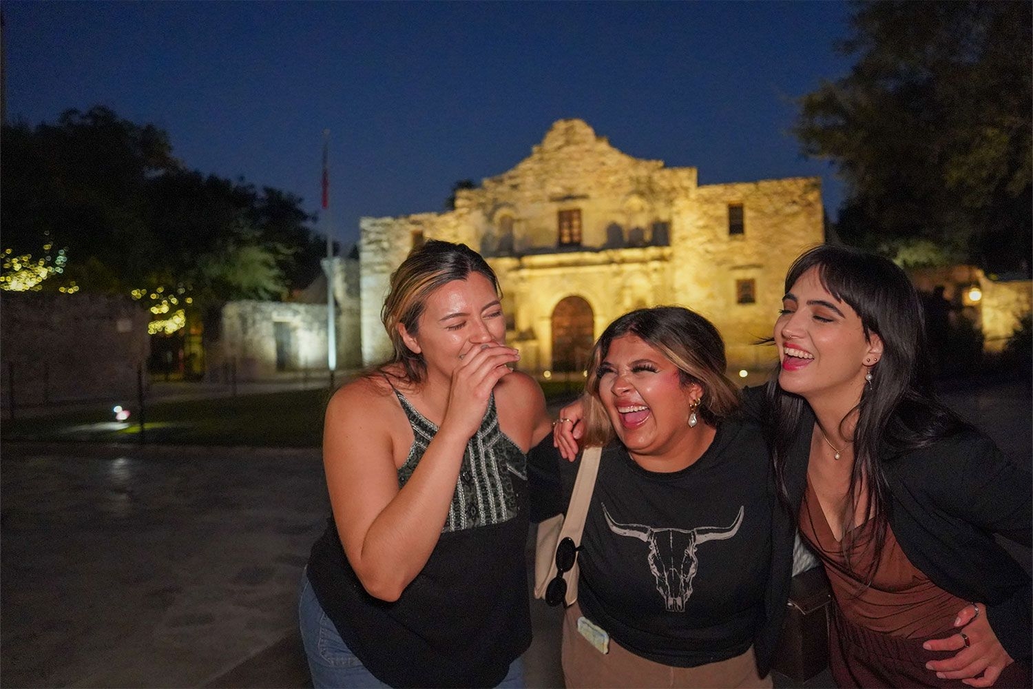 https://res.cloudinary.com/see-sight-tours/image/upload/v1767685115/strapi/Friends_enjoying_at_the_alamo_c8e7851088.jpg