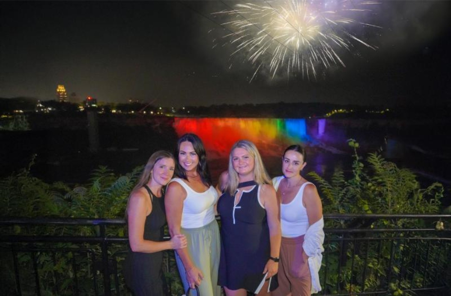 https://res.cloudinary.com/see-sight-tours/image/upload/v1777028960/strapi/See_Sight_Tours_Fireworks2_1_8105494136.jpg