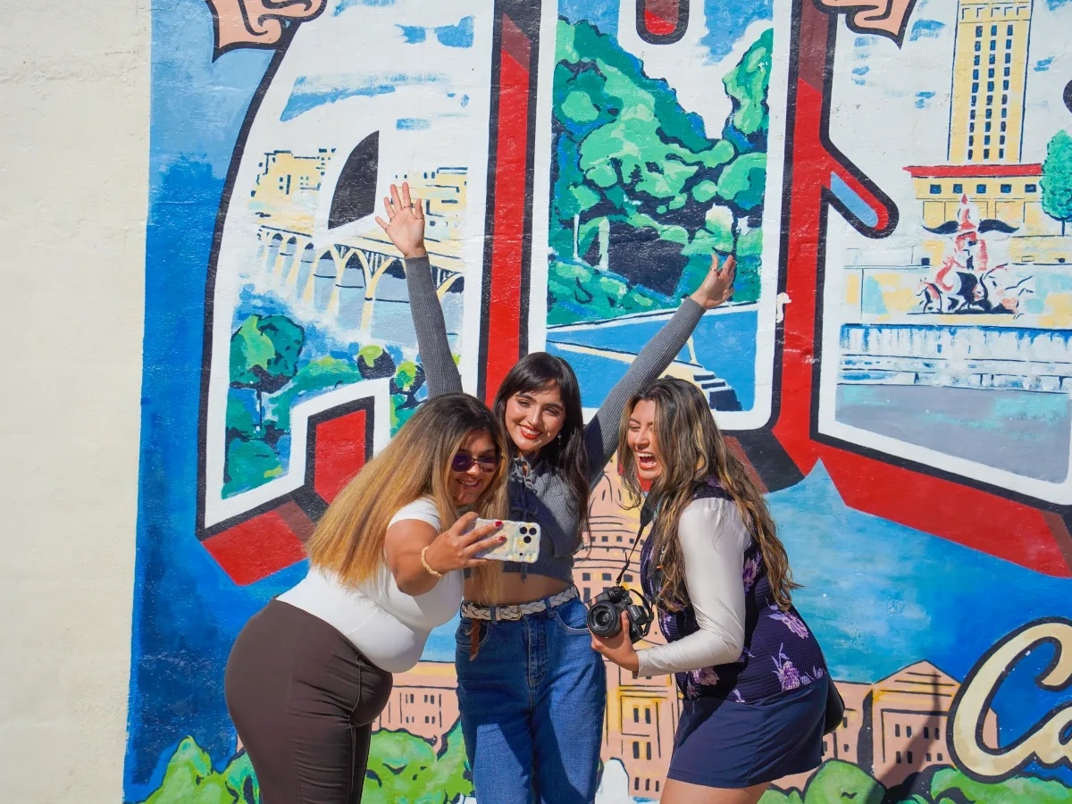 https://res.cloudinary.com/see-sight-tours/image/upload/v1781089683/strapi/Austin_Mural_p72f1k_2ee8de32e2.jpg